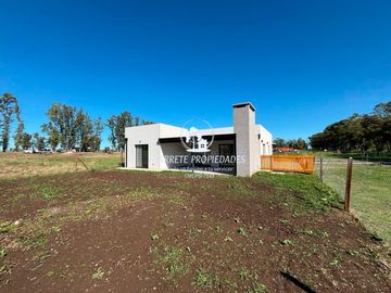 Casa en venta de 4 ambientes a Estrenar. Con fondo a Verde. Santa Sofia. Pilar