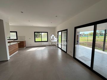 Casa en venta de 4 ambientes a Estrenar. Con fondo a Verde. Santa Sofia. Pilar
