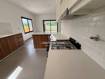 Casa en venta de 4 ambientes a Estrenar. Con fondo a Verde. Santa Sofia. Pilar