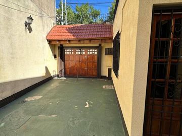 Casa en venta de 3 dormitorios c/ cochera en Nueva Pompeya