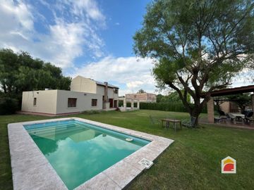 Excelente casa en venta de 3 dormitorios, pileta y gran parque en Mendiolaza