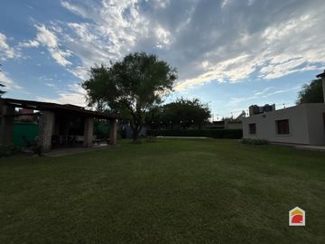 Excelente casa en venta de 3 dormitorios, pileta y gran parque en Mendiolaza