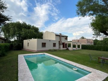 Excelente casa en venta de 3 dormitorios, pileta y gran parque en Mendiolaza