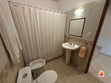 Excelente casa en venta de 3 dormitorios, pileta y gran parque en Mendiolaza