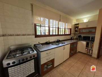 Excelente casa en venta de 3 dormitorios, pileta y gran parque en Mendiolaza