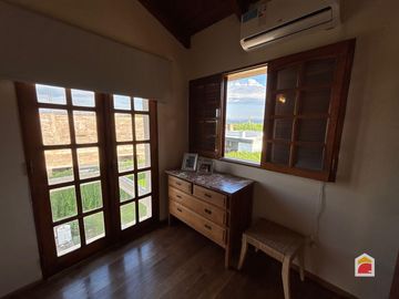 Excelente casa en venta de 3 dormitorios, pileta y gran parque en Mendiolaza