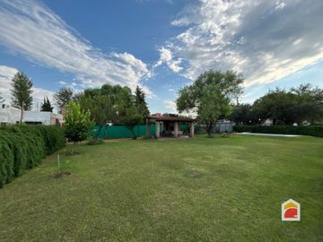 Excelente casa en venta de 3 dormitorios, pileta y gran parque en Mendiolaza