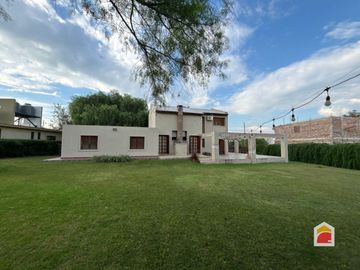 Excelente casa en venta de 3 dormitorios, pileta y gran parque en Mendiolaza