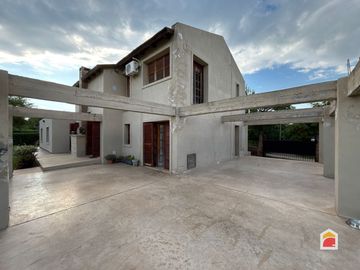 Excelente casa en venta de 3 dormitorios, pileta y gran parque en Mendiolaza