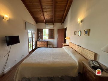 Excelente casa en venta de 3 dormitorios, pileta y gran parque en Mendiolaza
