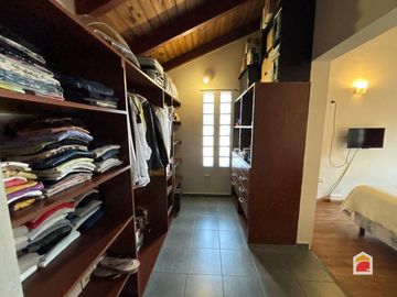Excelente casa en venta de 3 dormitorios, pileta y gran parque en Mendiolaza