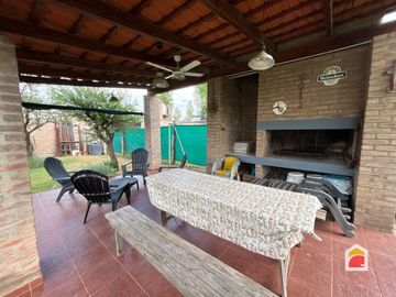 Excelente casa en venta de 3 dormitorios, pileta y gran parque en Mendiolaza