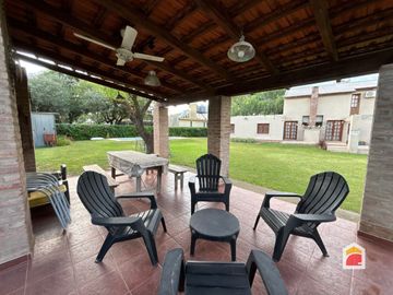 Excelente casa en venta de 3 dormitorios, pileta y gran parque en Mendiolaza