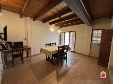 Excelente casa en venta de 3 dormitorios, pileta y gran parque en Mendiolaza