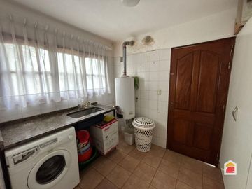 Excelente casa en venta de 3 dormitorios, pileta y gran parque en Mendiolaza