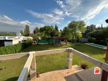 Excelente casa en venta de 3 dormitorios, pileta y gran parque en Mendiolaza