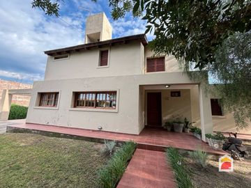 Excelente casa en venta de 3 dormitorios, pileta y gran parque en Mendiolaza