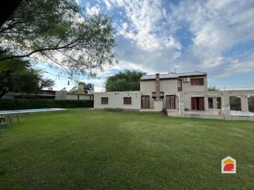 Excelente casa en venta de 3 dormitorios, pileta y gran parque en Mendiolaza