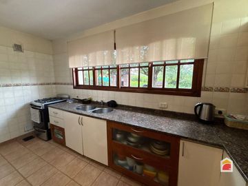 Excelente casa en venta de 3 dormitorios, pileta y gran parque en Mendiolaza