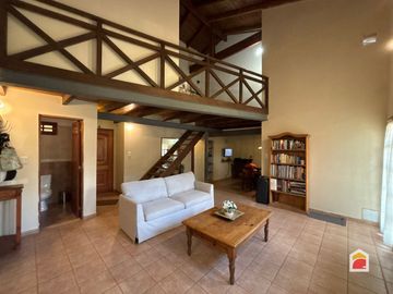Excelente casa en venta de 3 dormitorios, pileta y gran parque en Mendiolaza