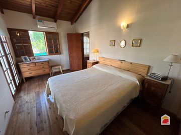 Excelente casa en venta de 3 dormitorios, pileta y gran parque en Mendiolaza