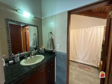 Excelente casa en venta de 3 dormitorios, pileta y gran parque en Mendiolaza