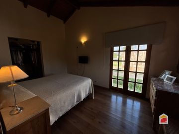 Excelente casa en venta de 3 dormitorios, pileta y gran parque en Mendiolaza