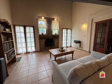 Excelente casa en venta de 3 dormitorios, pileta y gran parque en Mendiolaza