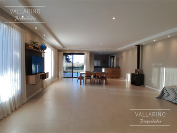 Casa 3 dormitorios con parque, Loteo San Juan Primero, Colón.
