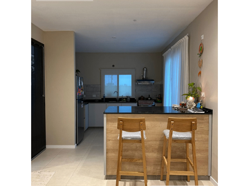 Casa 3 dormitorios con parque, Loteo San Juan Primero, Colón.