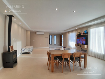 Casa 3 dormitorios con parque, Loteo San Juan Primero, Colón.