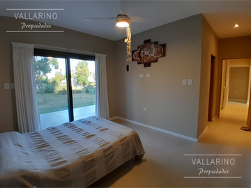 Casa 3 dormitorios con parque, Loteo San Juan Primero, Colón.