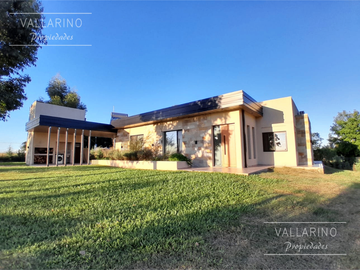 Casa 3 dormitorios con parque, Loteo San Juan Primero, Colón.