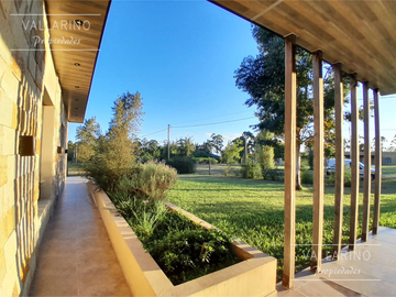 Casa 3 dormitorios con parque, Loteo San Juan Primero, Colón.