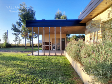 Casa 3 dormitorios con parque, Loteo San Juan Primero, Colón.