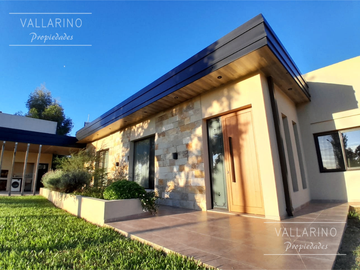 Casa 3 dormitorios con parque, Loteo San Juan Primero, Colón.
