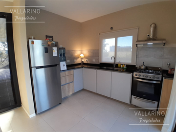 Casa 3 dormitorios con parque, Loteo San Juan Primero, Colón.