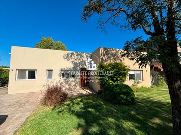 Casa en venta de 3 dormitorios con Pileta. APTO CRÉDITO. El Recodo.