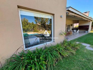 Casa en venta de 3 dormitorios con Pileta. APTO CRÉDITO. El Recodo.
