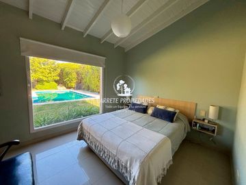 Casa en venta de 3 dormitorios con Pileta. APTO CRÉDITO. El Recodo.