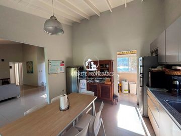 Casa en venta de 3 dormitorios con Pileta. APTO CRÉDITO. El Recodo.
