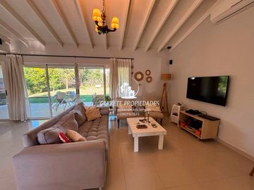 Casa en venta de 3 dormitorios con Pileta. APTO CRÉDITO. El Recodo.