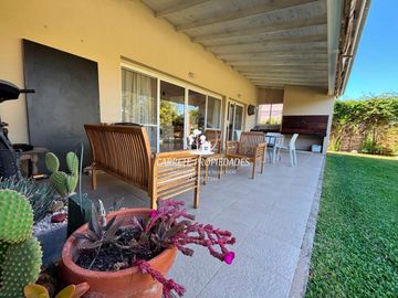 Casa en venta de 3 dormitorios con Pileta. APTO CRÉDITO. El Recodo.