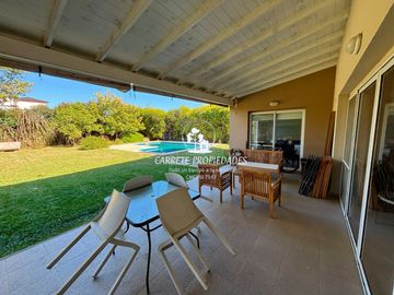 Casa en venta de 3 dormitorios con Pileta. APTO CRÉDITO. El Recodo.