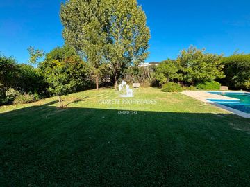 Casa en venta de 3 dormitorios con Pileta. APTO CRÉDITO. El Recodo.