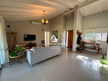 Casa en venta de 3 dormitorios con Pileta. APTO CRÉDITO. El Recodo.