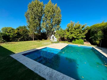Casa en venta de 3 dormitorios con Pileta. APTO CRÉDITO. El Recodo.