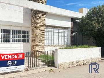Casa en venta de 3 dormitorios c/ cochera en Universitario