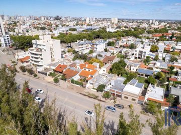 Casa en venta de 3 dormitorios c/ cochera en Universitario