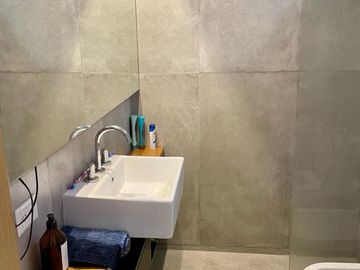 PH en venta TOTALMENTE RECICLADO en San Isidro! 2 ambientes con pequeño patio!